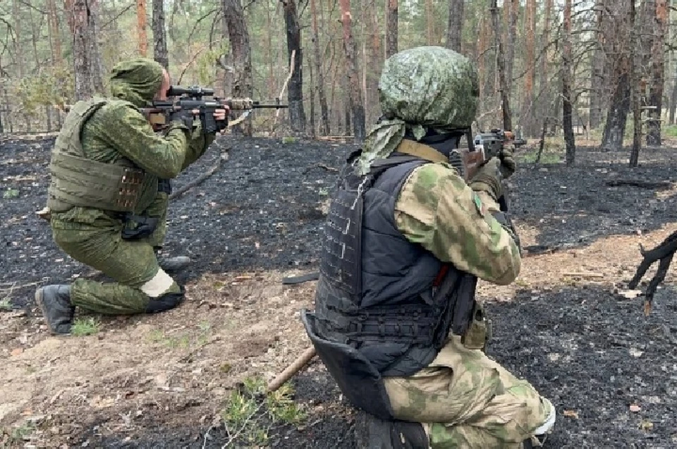 Бойцы продвигаются вперед