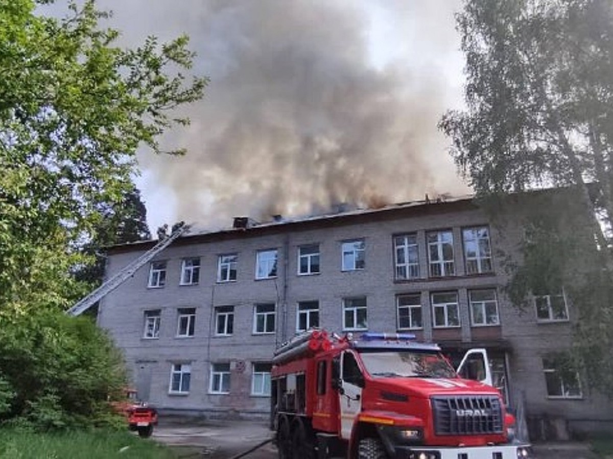 Эвакуировали 130 человек: в Новосибирске загорелась Центральная клиническая  больница - KP.RU