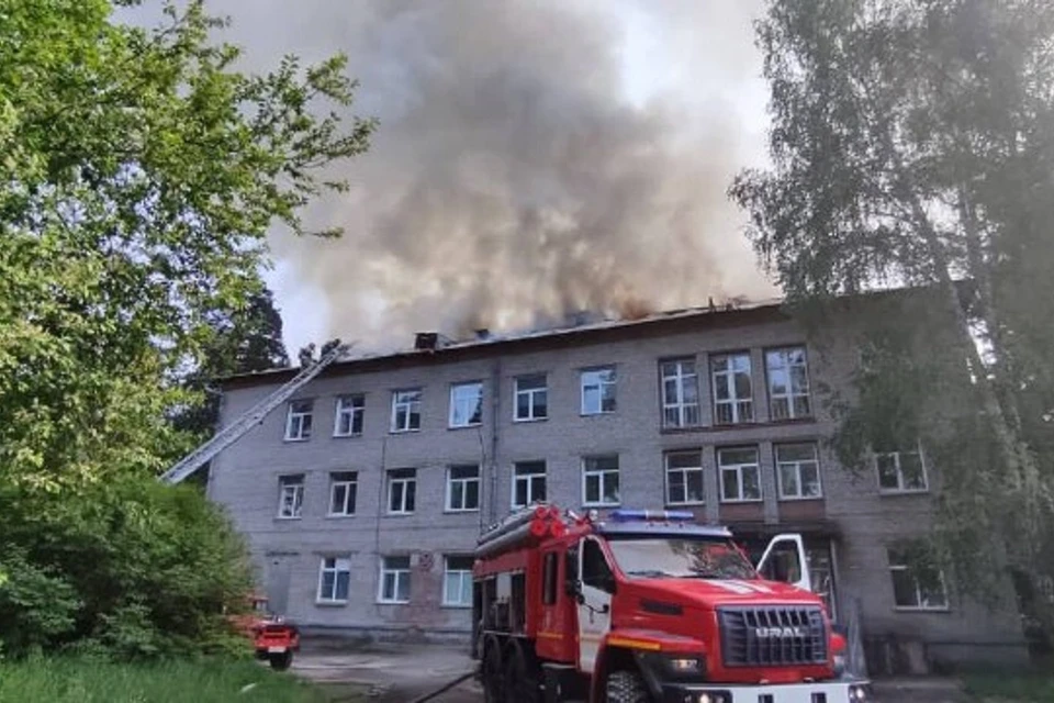 Больница загорелась в 15.25. Фото: ГУ МЧС по Новосибирской области.