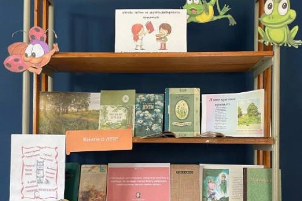 Книжную выставку открыли в селе Дмитров Запорожской области. Фото - Минкультуры Запорожской области