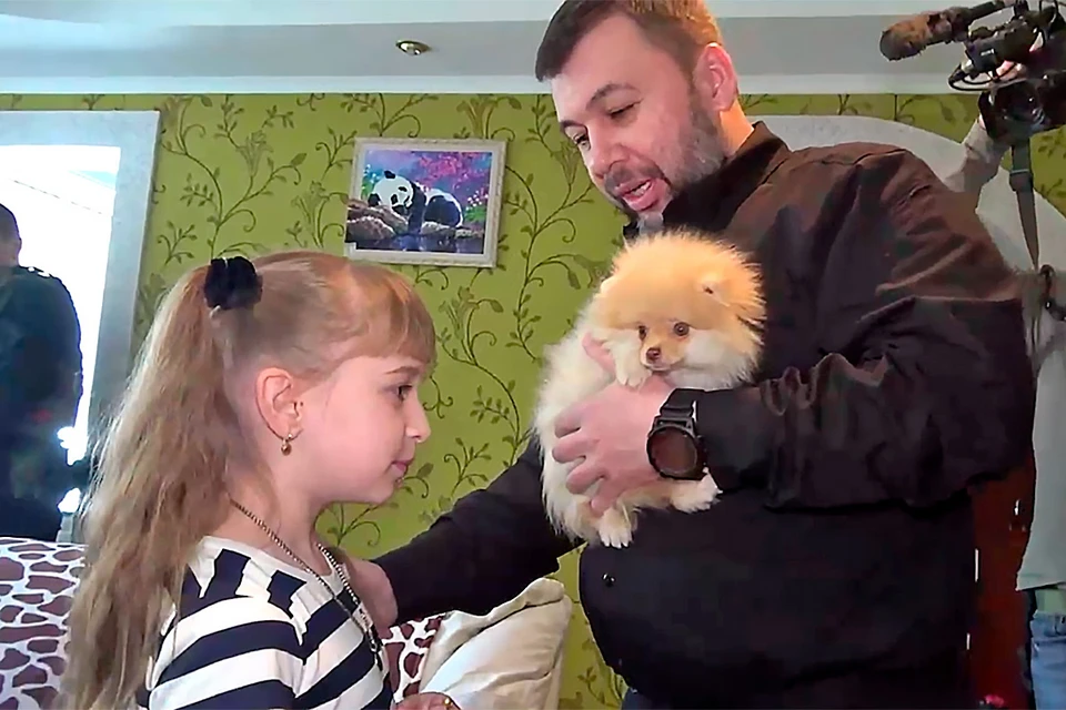 Пушилин передал девочке из Енакиево щенка в подарок от Путина