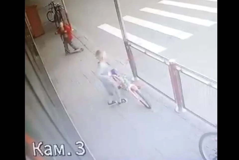 Ребенок взял покататься чужой велосипед без спросу. Стоп-кадр.