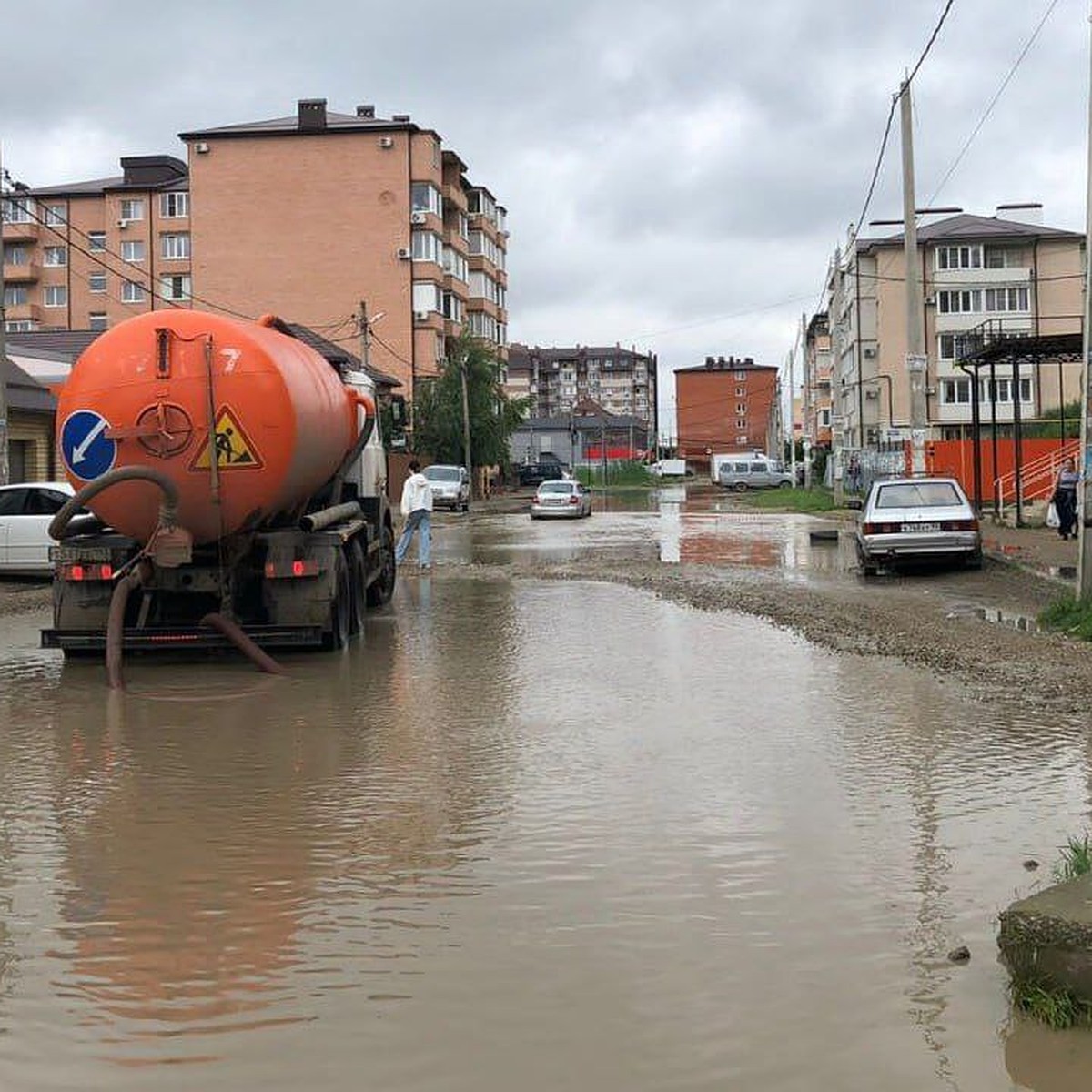 Последствия непогоды в Краснодарском крае на 5 июня 2023: под воду ушли  машины, дома, улицы, территории детских садов - KP.RU