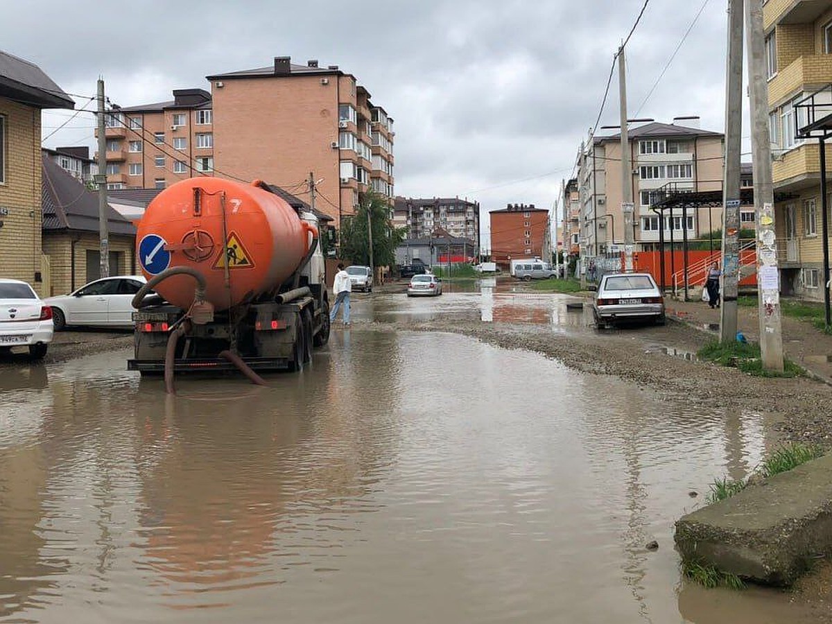 Последствия непогоды в Краснодарском крае на 5 июня 2023: под воду ушли  машины, дома, улицы, территории детских садов - KP.RU