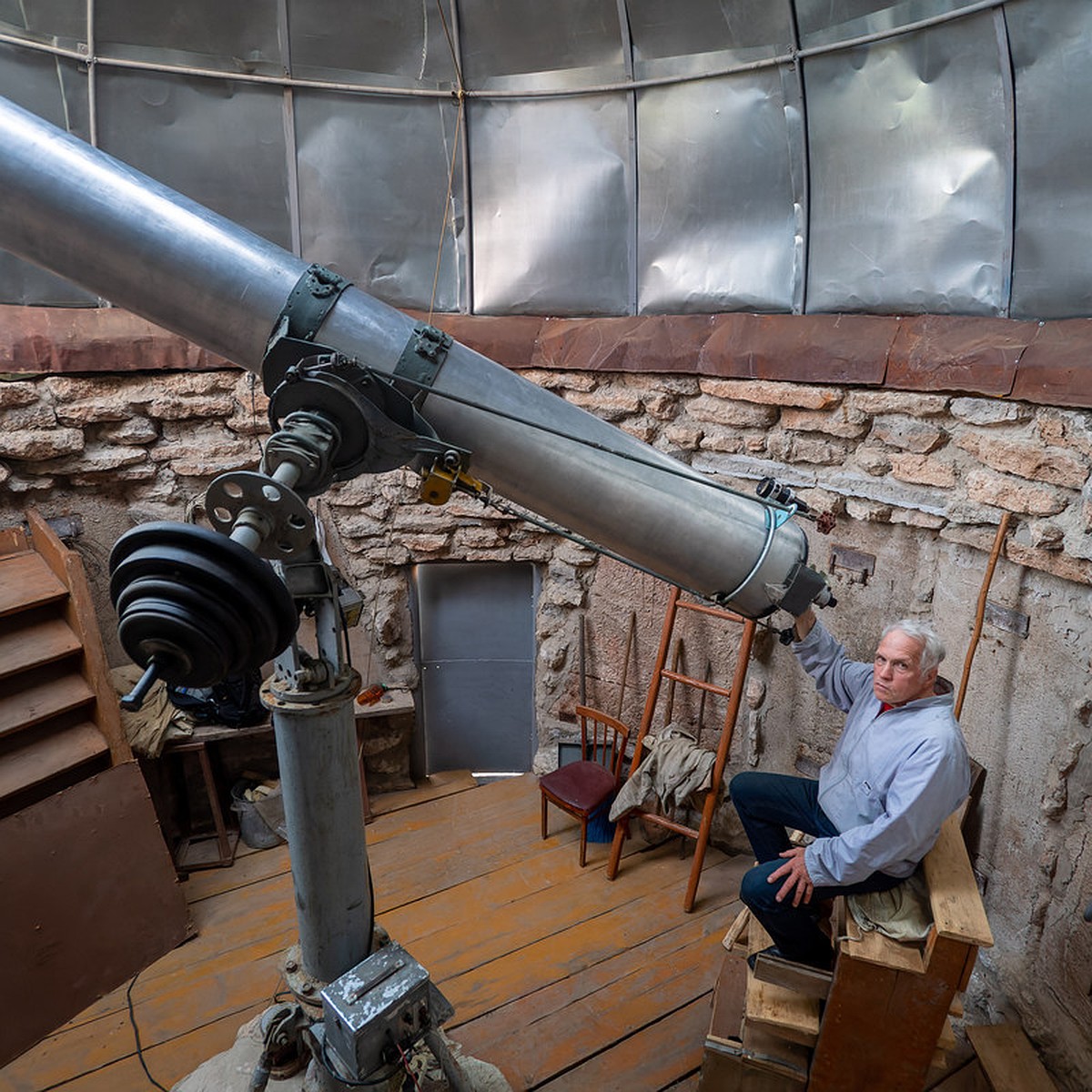Новосибирский дачник установил телескоп на участке и продает звезды!