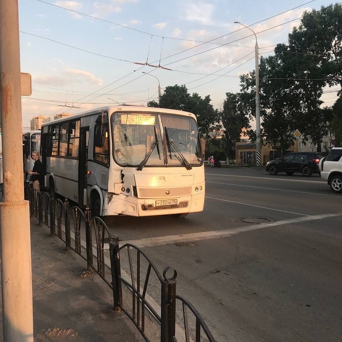 В центре Омска столкнулись два пассажирских автобуса, пострадали три  человека - KP.RU