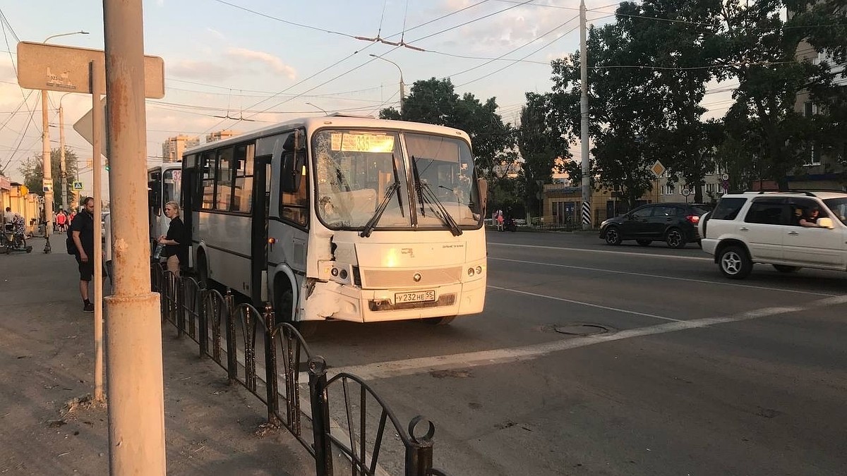 В центре Омска столкнулись два пассажирских автобуса, пострадали три  человека - KP.RU