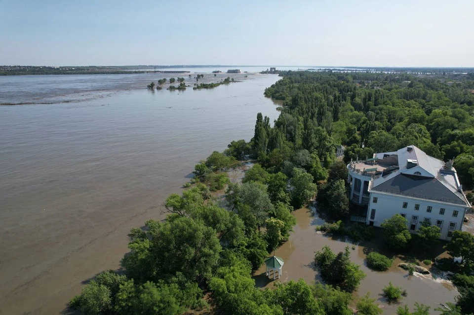 Каховская ГЭС ушла под воду