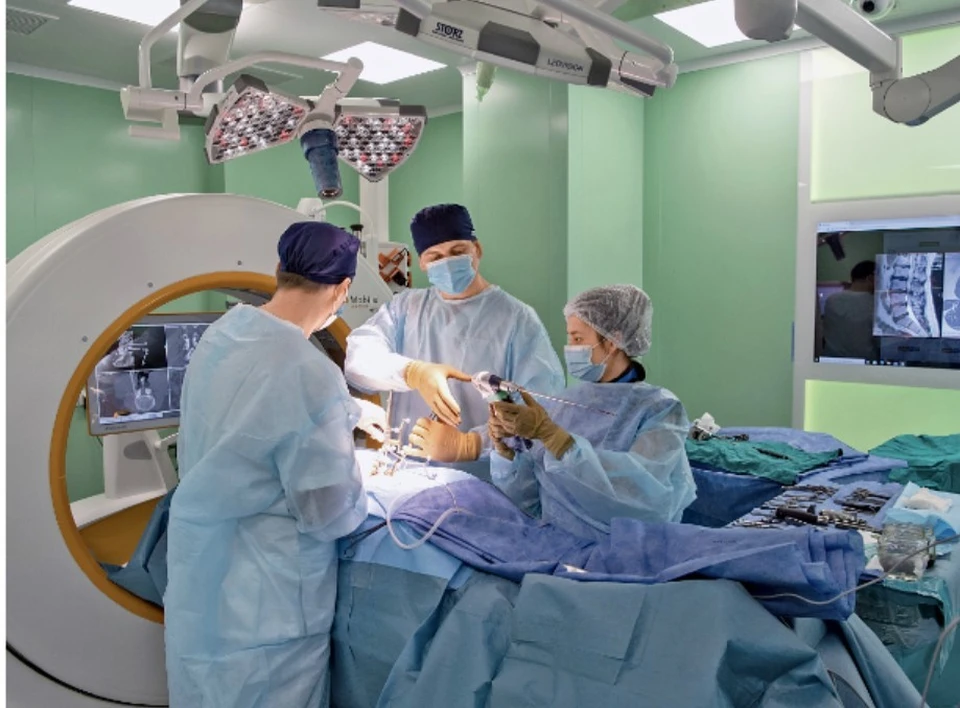 Делать операции на внутренних органах через небольшие проколы хирурги научились давно. А теперь их стали делать и пациентам с онкологией.
