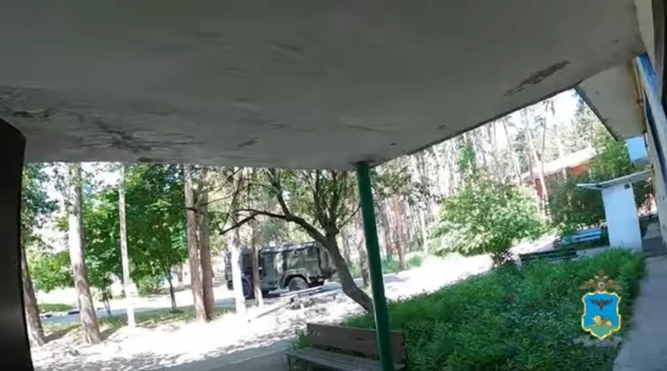 Белгородская полиция помогает жителям Шебекино эвакуироваться из обстреливаемого города.