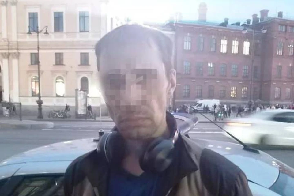 Мужчина два дня пытался вломиться в легендарный рок-магазин «Кастл Рок» в Петербурге / Фото: Росгвардия