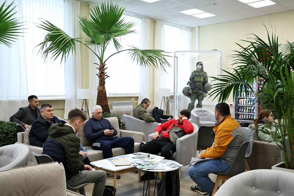 В пункте отбора на военную службу по контракту на улице Яблочкова для добровольцев создали самые комфортные условия. Фото: Михаил Терещенко/ТАСС.