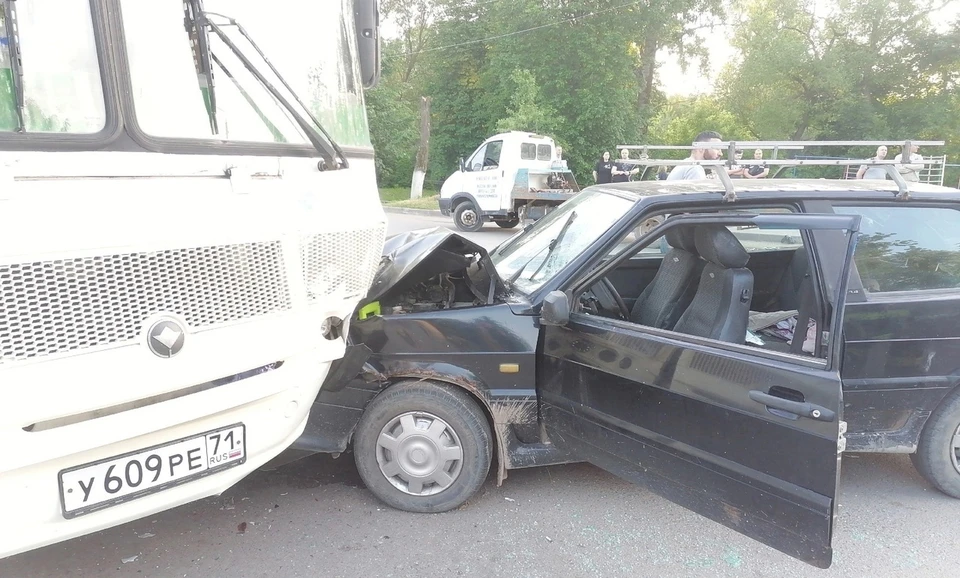 В Алексине пьяный водитель автомобиля «ВАЗ» насмерть сбил 42-летнего мужчину и врезался в пассажирский автобус