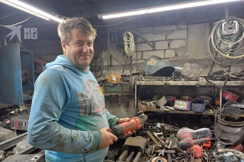 Рязанский автослесарь-самоучка создает в своем гараже создает мини-трактора и восстанавливает гидроциклы