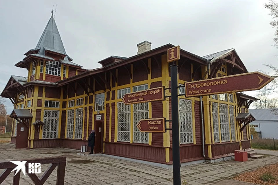 Ретропоезд делает остановку на старинной станции Куженкино