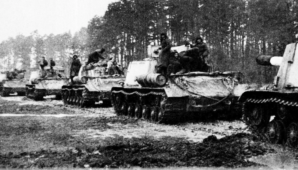 Колонна советских САУ ИСУ-152 идет к новым боевым рубежам для нанесения ударов по крепостным фортам Кенигсберга.