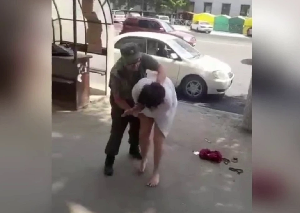 Охранник скрутил парня и вызвал скорую и полицейских. Фото: скриншот видео "АСТ-54 Black"/Телеграм.