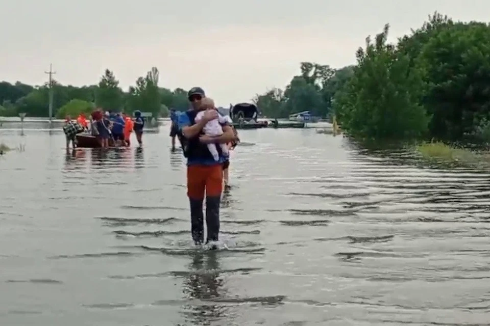 Людей продолжают эвакуировать из затопленных территорий Фото: МЧС России