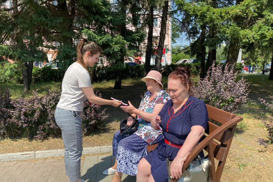 Волонтеры вручили жителям города ленты с российским триколором