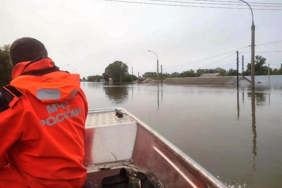 Из затопленных районов спасатели продолжают вывозить людей.