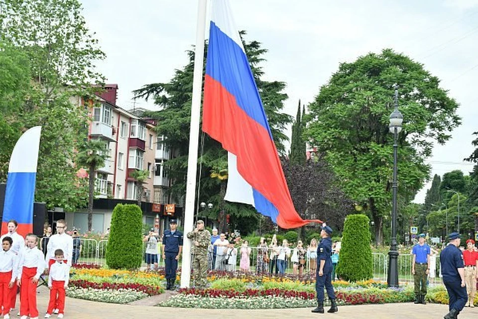 Флаги подняли в торжественной обстановке
