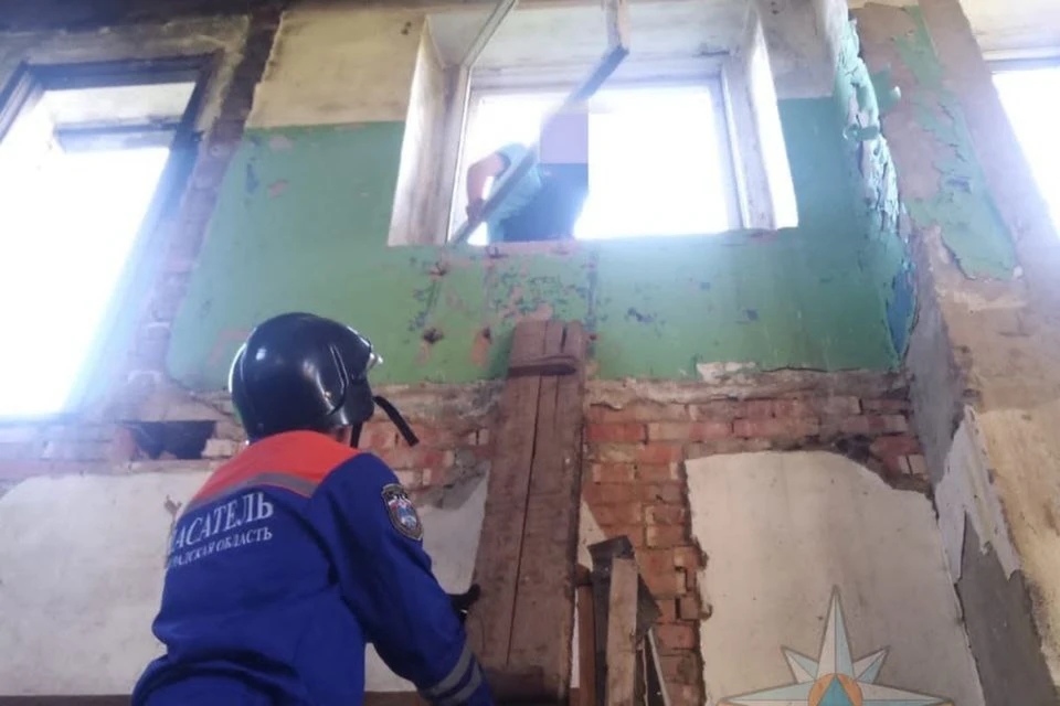 Ребенка сняли с окна заброшенного здания в Ленобласти. Фото: t.me/acclenobl