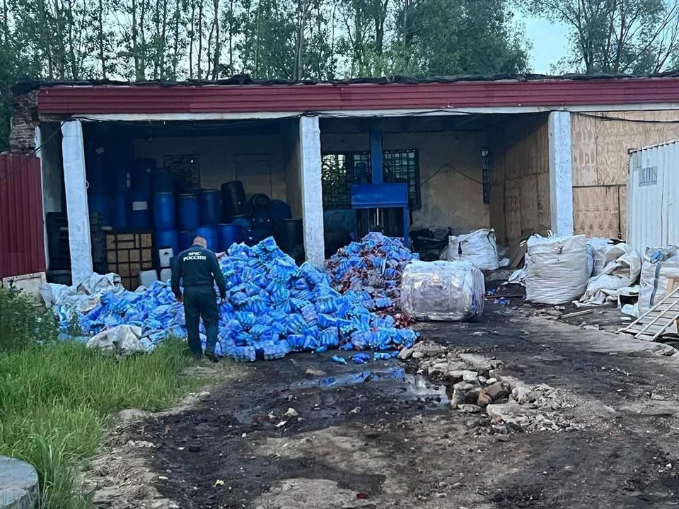 Там работают мигранты, которые разбежались после приезда полиции.