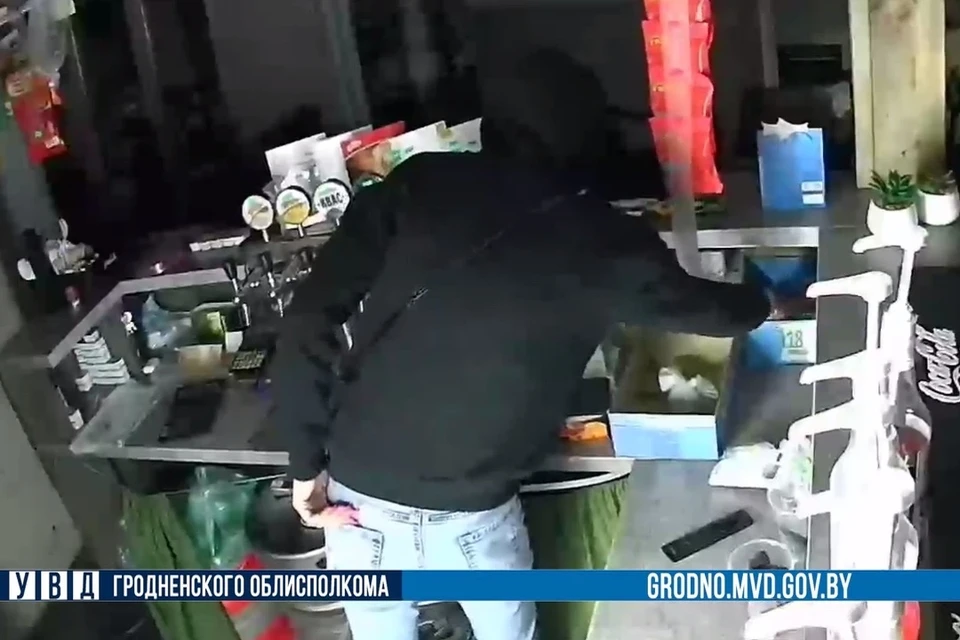Гродненка уволилась из кафе, но оставила себе дубликат ключей от него. Фото: стоп-кадр | видео УВД Гродненского облисполкома