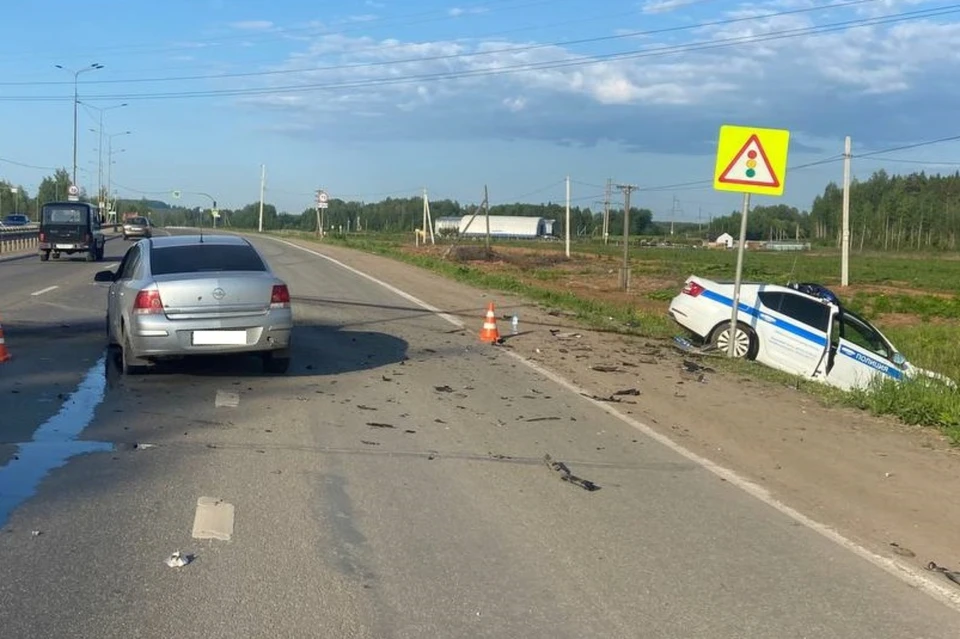 Патрульное авто двигалось с включенными спецсигналами. Фото: УГИБДД УМВД России по Кировской области
