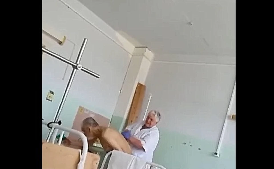Момент удара пациента. Скриншот видеозаписи телеграм-канала "Жесть Волжский"