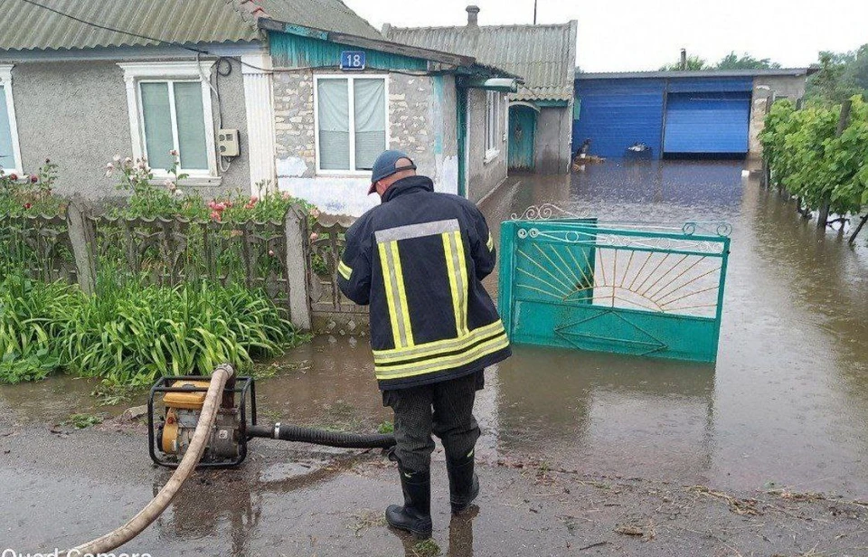 На левобережье продолжают откачивать воду с затопленных территорий