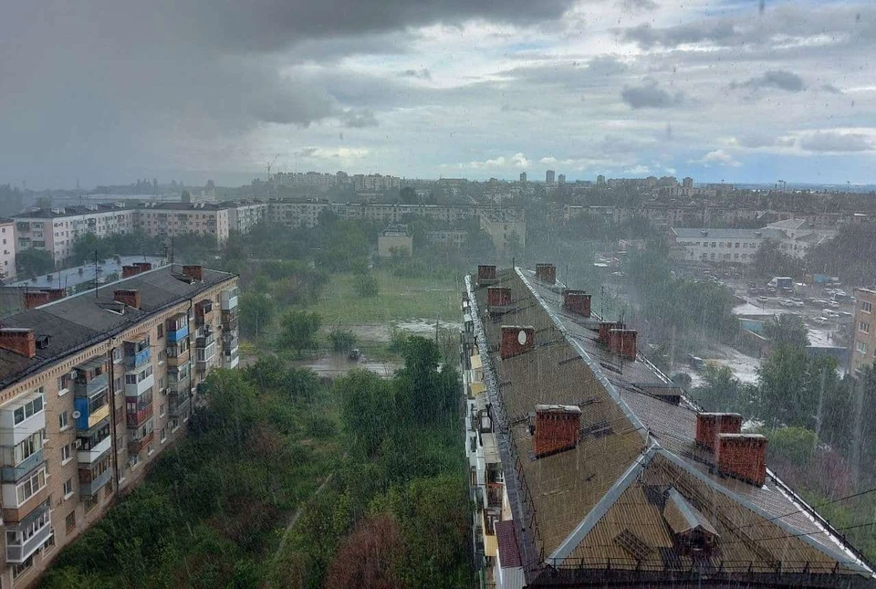 Ливень с грозой накрыл Волгоград вечером.