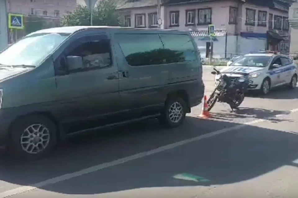 Двое подростков на мопеде врезались в минивэн Nissan Elgrand в Свирске