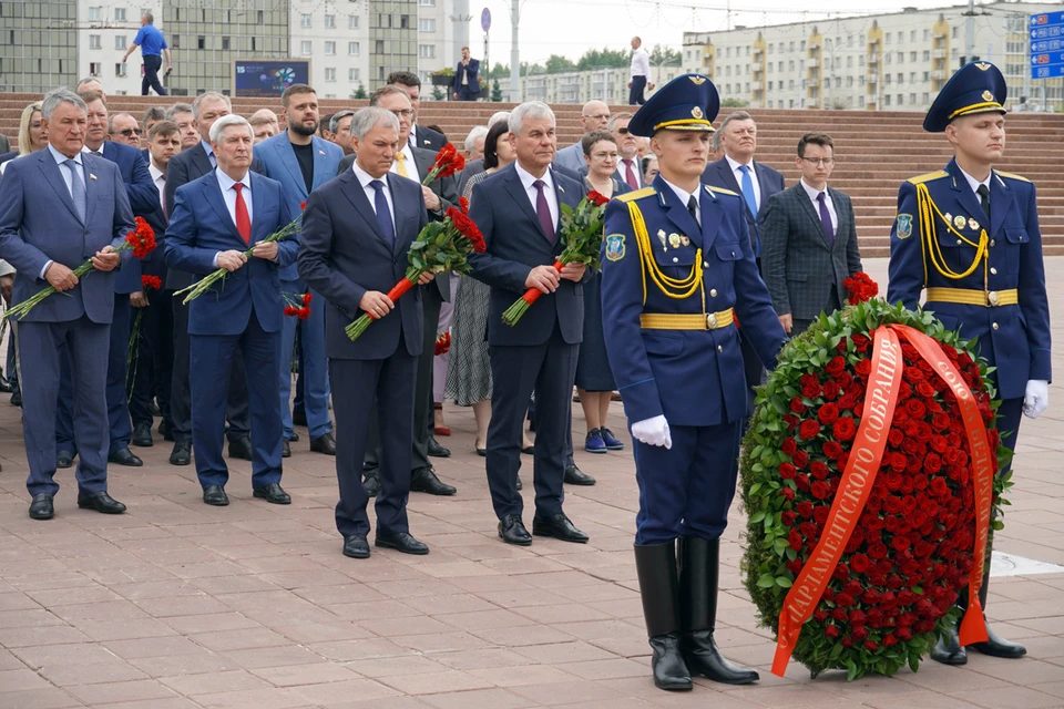 Спикер Думы Вячеслав Володин и его коллега из РБ Владимир Андрейченко возложили венок к вечному огню в Витебске