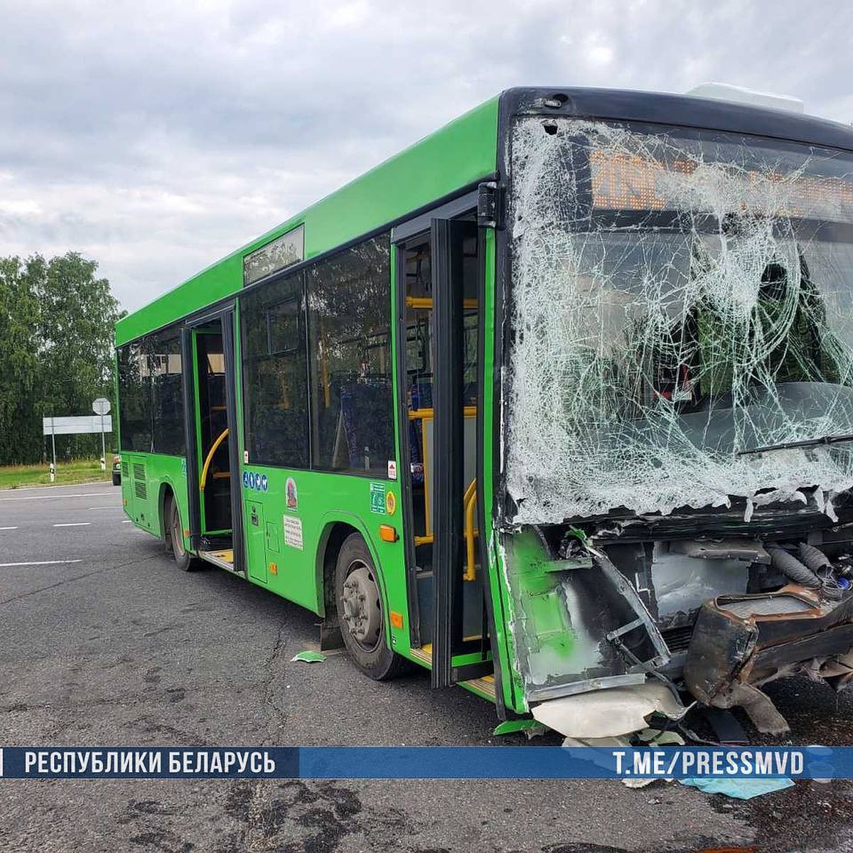 Два автобуса с пассажирами столкнулись под Пинском - KP.RU