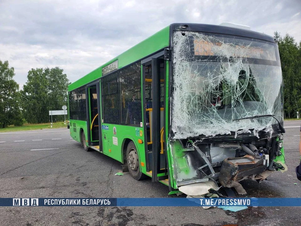 В Пинском районе столкнулись два автобуса с пассажирами. Фото: телеграм-канал МВД Беларуси
