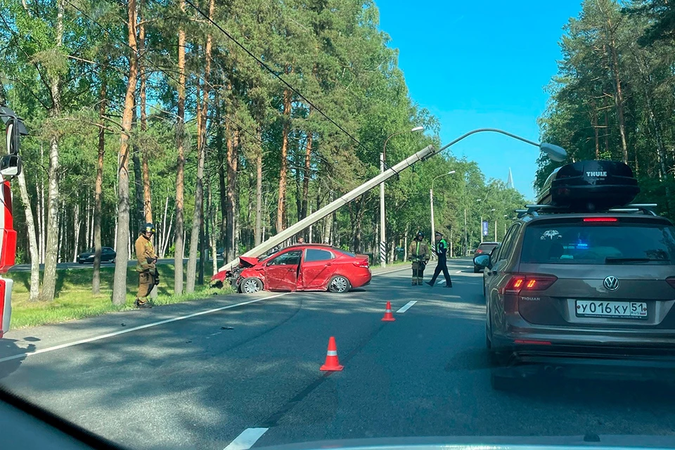 Иномарка опрокинула столб на Приморском шоссе в Петербурге. Фото: vk.com/spb_today