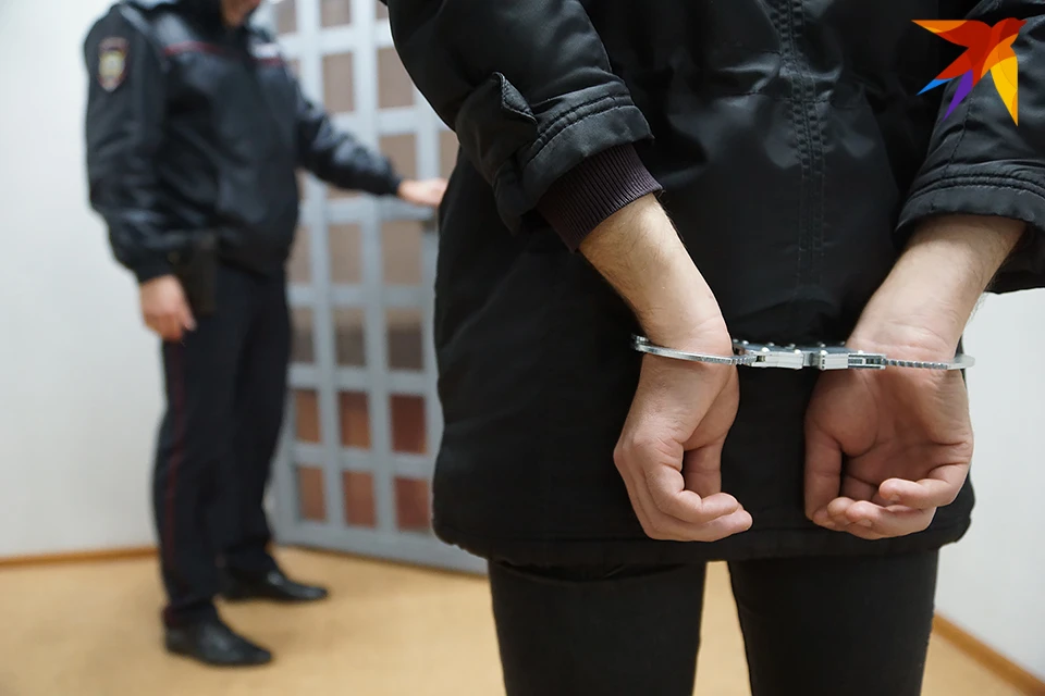 По записям с камер видеонаблюдения дебошира нашли - им оказался 38-летний сосед потерпевших.