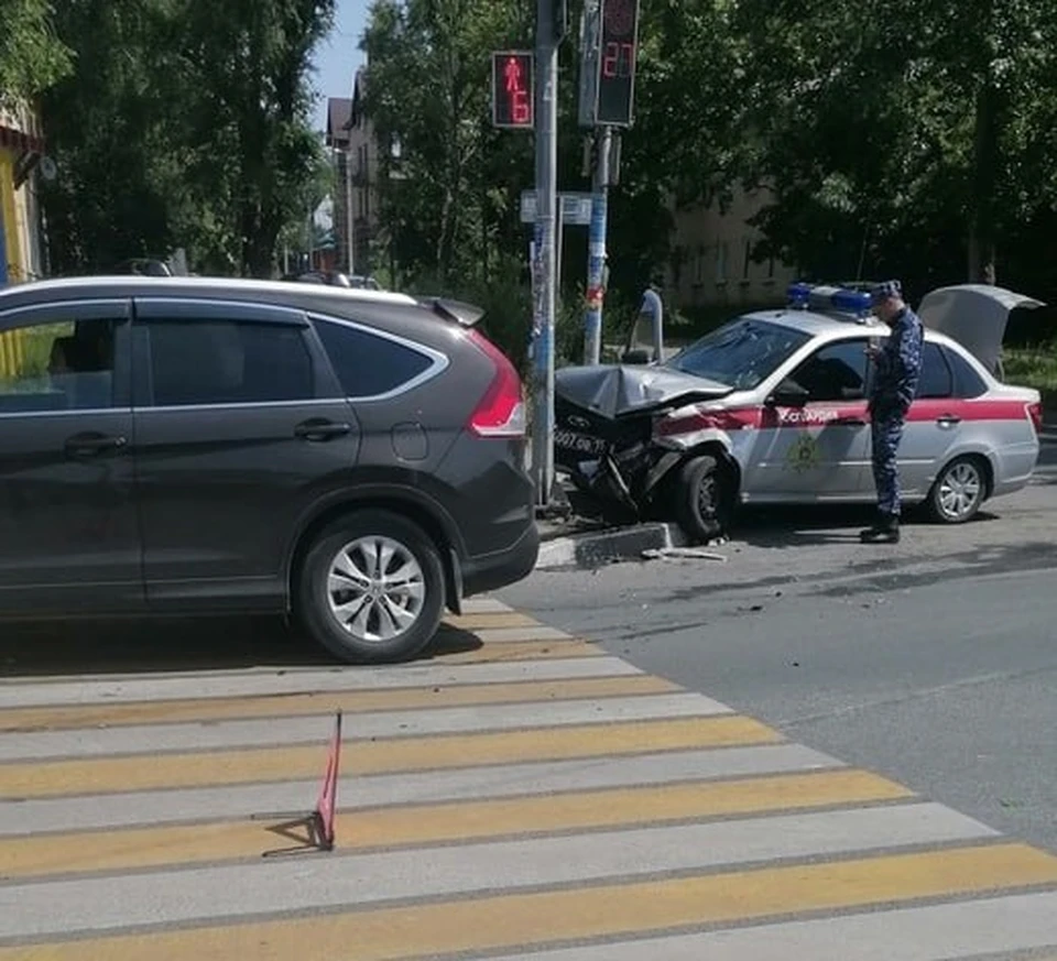 В Ульяновске на проспекте Нариманова машина «Росгвардии» врезалась в столб  - KP.RU