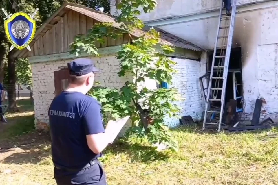 В Смиловичах расследуют пожар в старинной усадьбе. Фото: стоп-кадр | видео СК