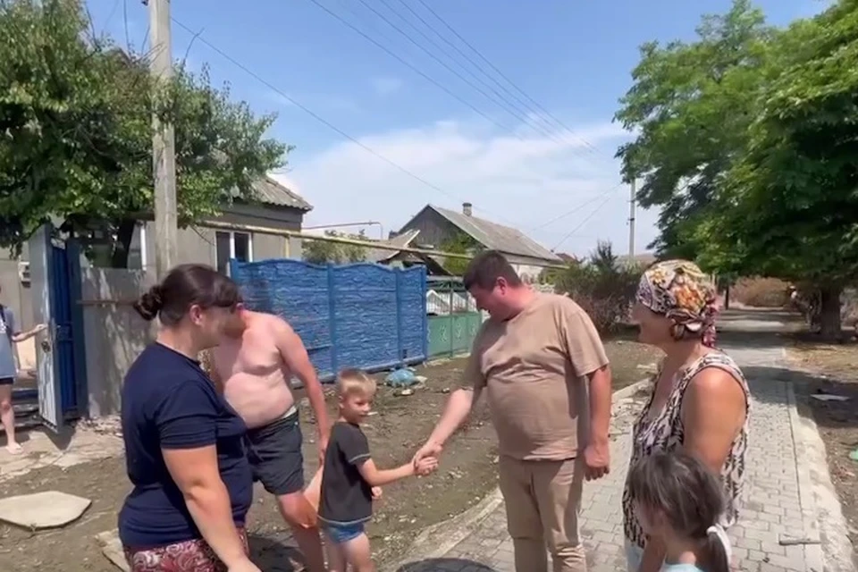 Глава округа передал пострадавшим гуманитарную помощь Фото: скриншот видео администрации Херсонской области