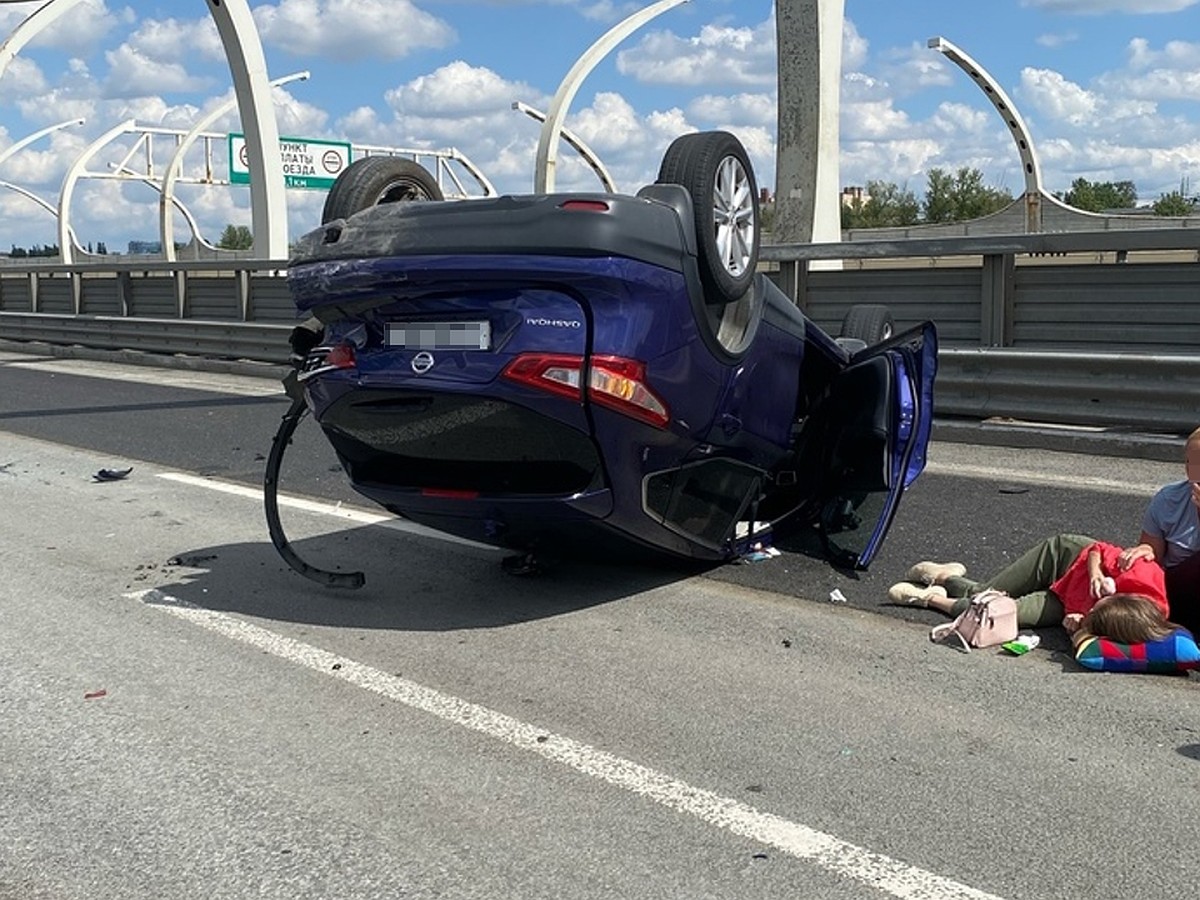 Массовая авария на ЗСД с «перевертышем» произошла в Петербурге - KP.RU