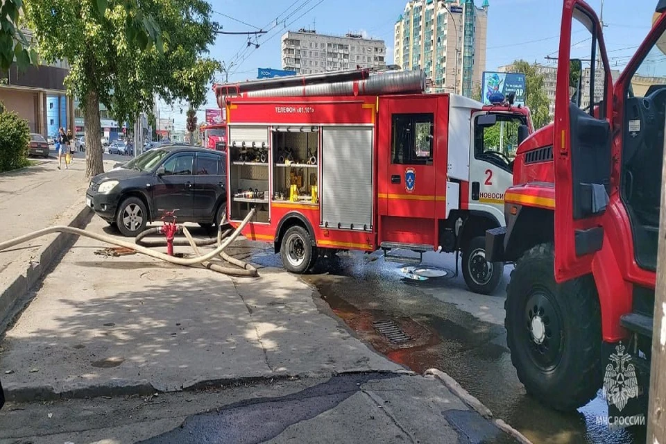Подвал в здании Инженерной геодезии загорелся в Новосибирске. Фото: ГУ МЧС НСО.