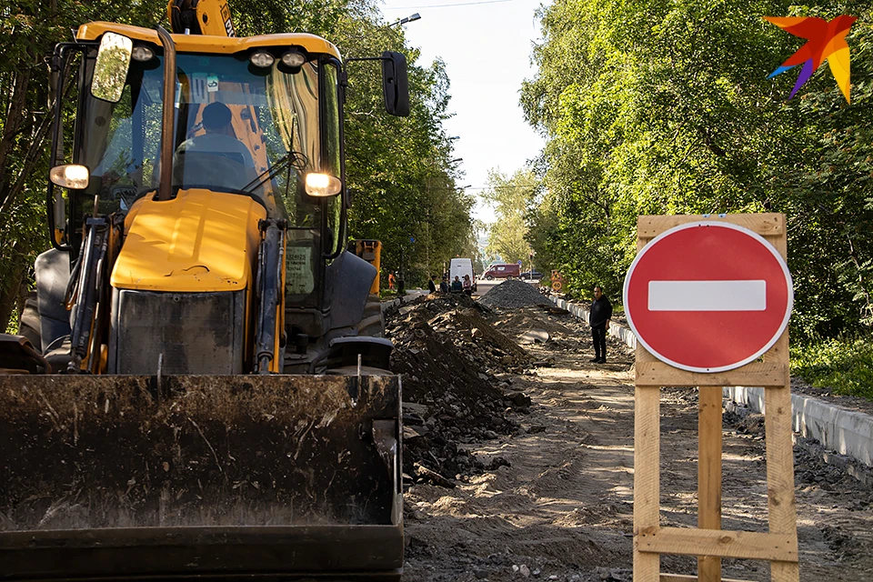 Всего в этом году планируется обновить более 900 тысяч квадратных метров автодорог Заполярья.
