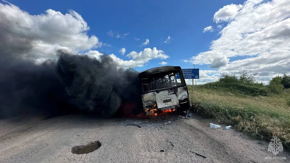 В ЛНР загорелся школьный экскурсионный автобус. Фото - ГУ МЧС России по Луганской Народной Республики