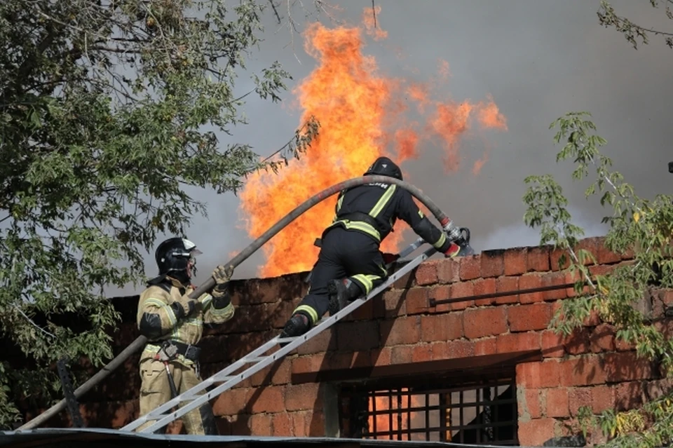 С пожаром борются 34 человека.