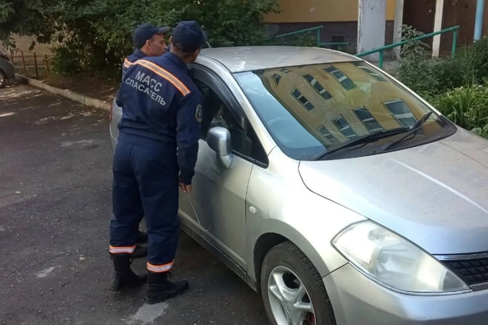 В Новосибирске ребенок возрастом 1,5 года оказался в запертой машине. Фото: Спасатели МАСС
