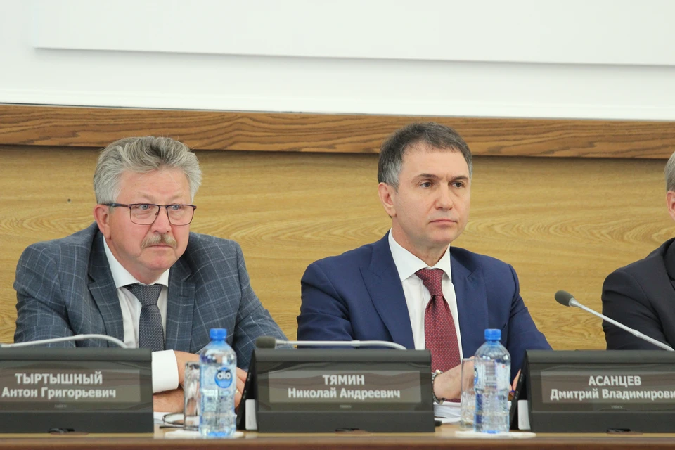 Дмитрий Асанцев (справа) пояснил, что у депутатов были серьезные нарушения. Фото: Совет депутатов города Новосибирска