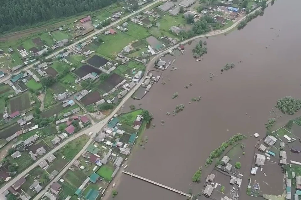 МЧС: вода медленно отступает от жилых домов подтопленного села Казачинское