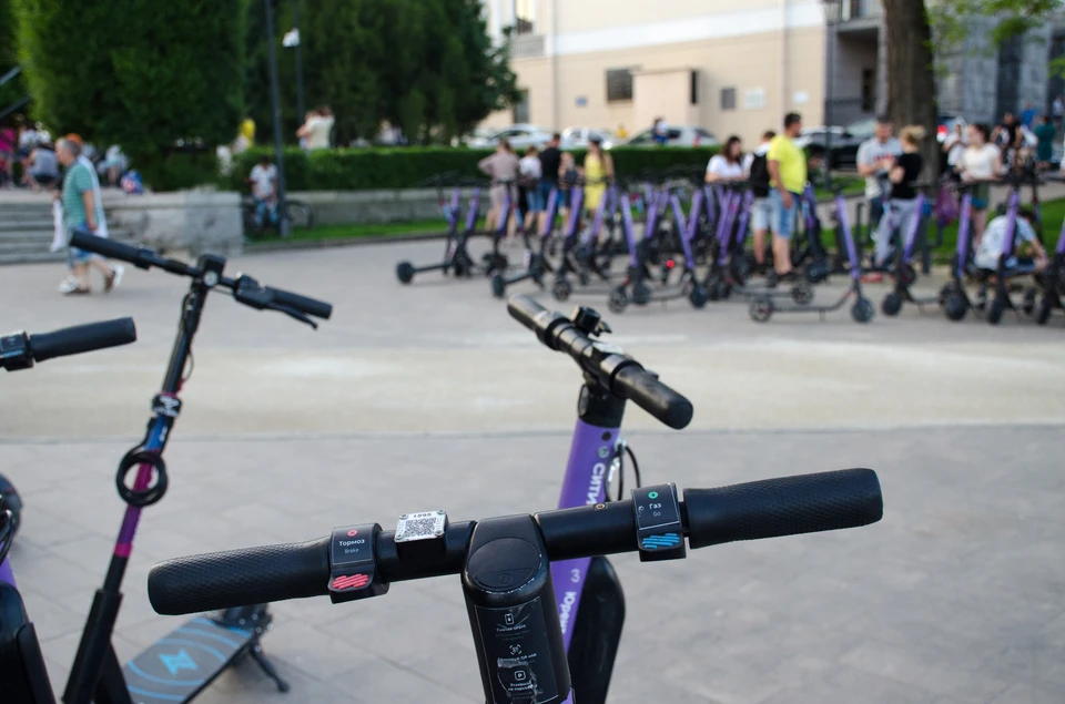 В Волжском самокатчик сбил женщину и скрылся